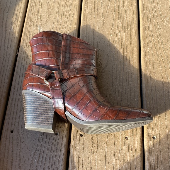 Just Fab Elora buckle under boot detail cowgirl booties faux croc in brown 7.5 - Picture 14 of 16